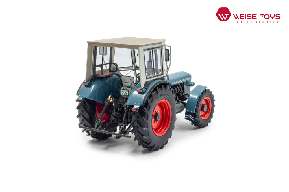 zij/achteraanzicht van een blauwe Eicher Wotan ll miniatuur tractor in de schaal 1 op 32 met cabine.