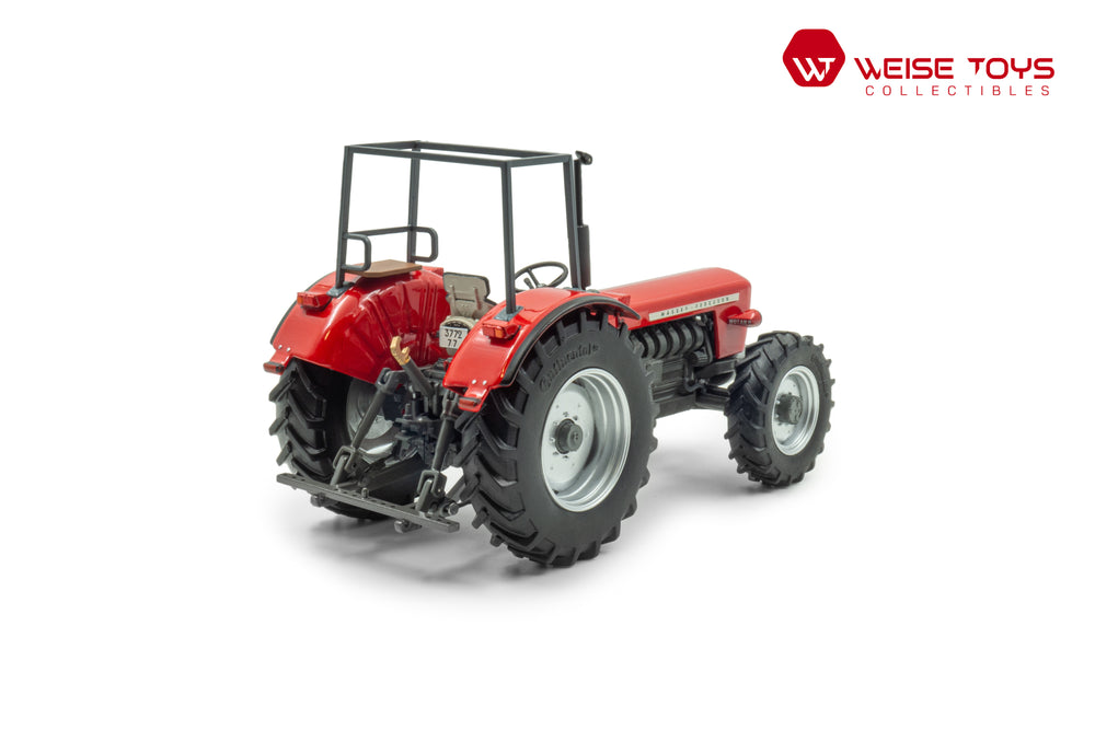 zij/achteraanzicht van een rode Massey Ferguson Wotan ll miniatuur tractor in de schaal 1 op 32 met rolbeugel.