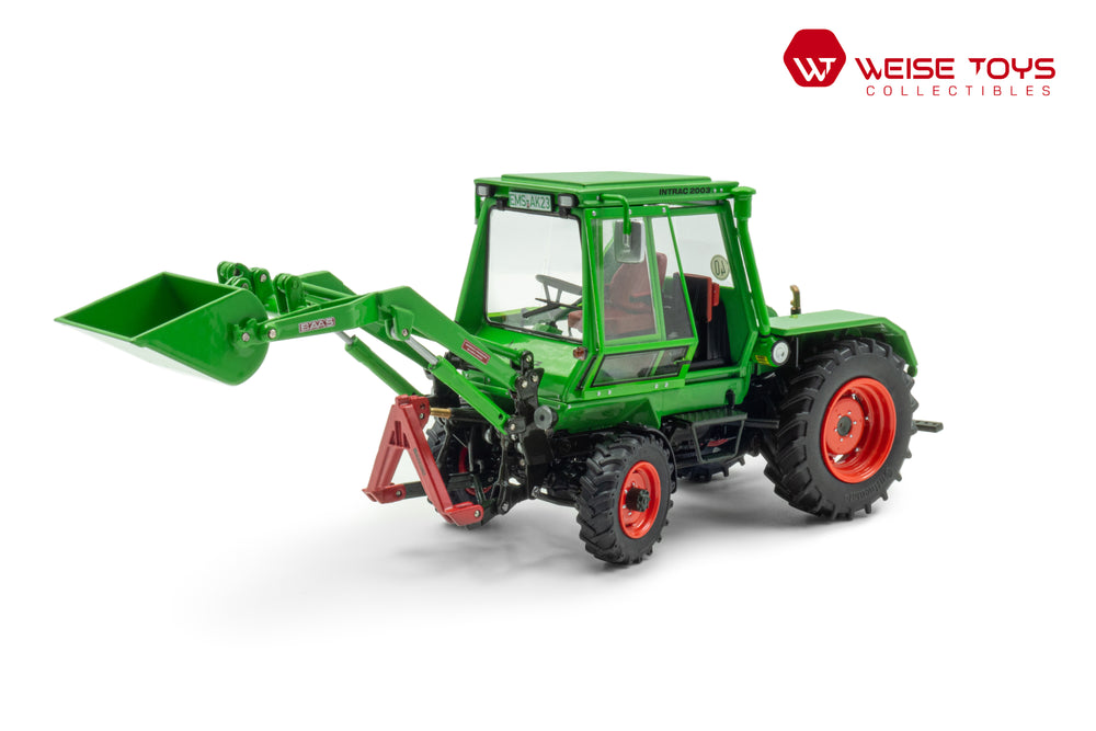 zij/vooraanzicht van een groene DEUTZ Intrac 2003 A miniatuur tractor in de schaal 1 op 32 met fronthef.