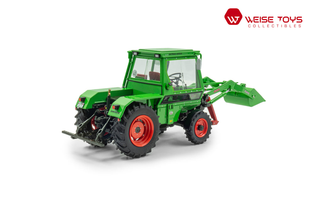 zij/achteraanzicht van een groene DEUTZ Intrac 2003 A miniatuur tractor in de schaal 1 op 32 met voorlader.