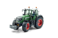 De Fendt Vario 926 TMS van Weise Toys is een hoogwaardig schaalmodel in schaal 1:32, uitgevoerd in de karakteristieke Fendt-groene lak met rode velgen. 