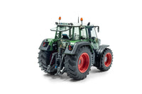 De Fendt Vario 926 TMS van Weise Toys is een hoogwaardig schaalmodel in schaal 1:32, uitgevoerd in de karakteristieke Fendt-groene lak met rode velgen. 