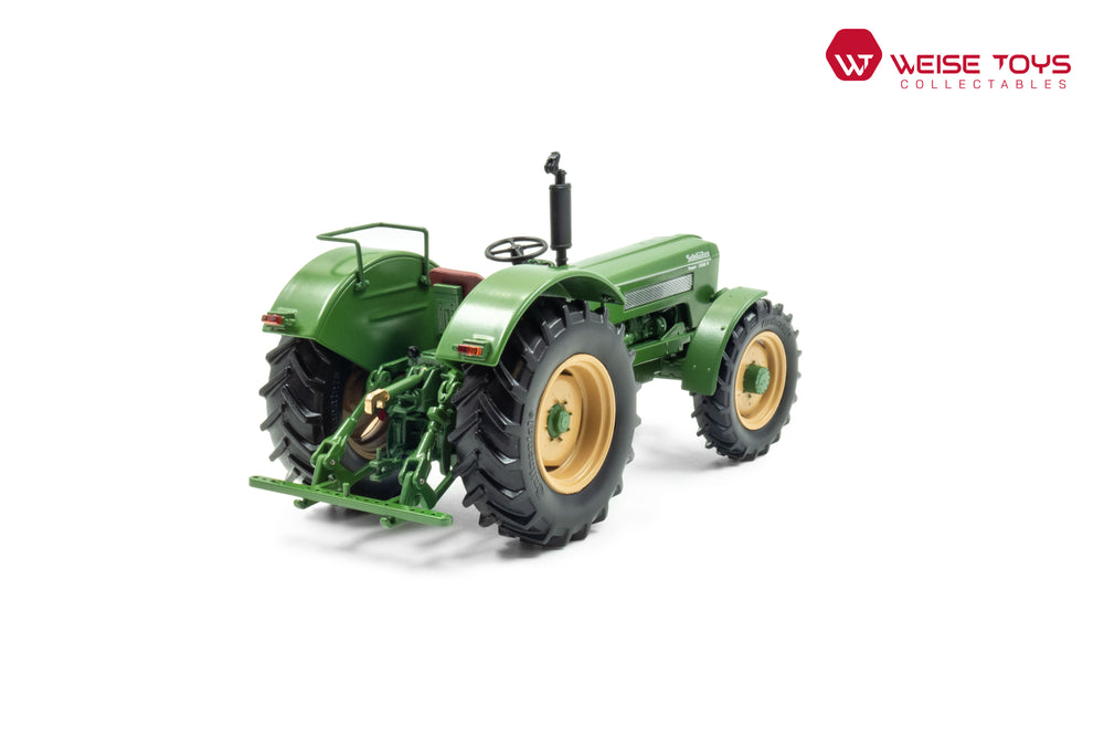 zij/achteraanzicht van een groene Schlüter Super 950 V miniatuur tractor in de schaal 1 op 32 zonder cabine.