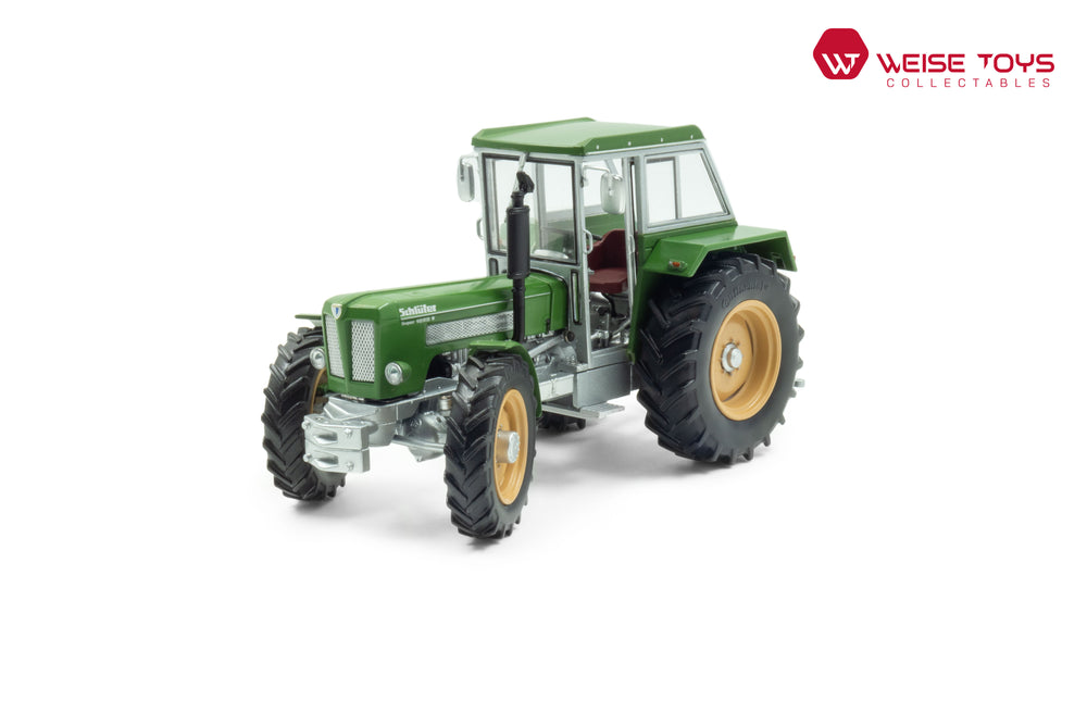 zij/vooraanzicht van een groene Schlüter Super 1050 V miniatuur tractor in de schaal 1 op 32 met frontgewicht en cabine.