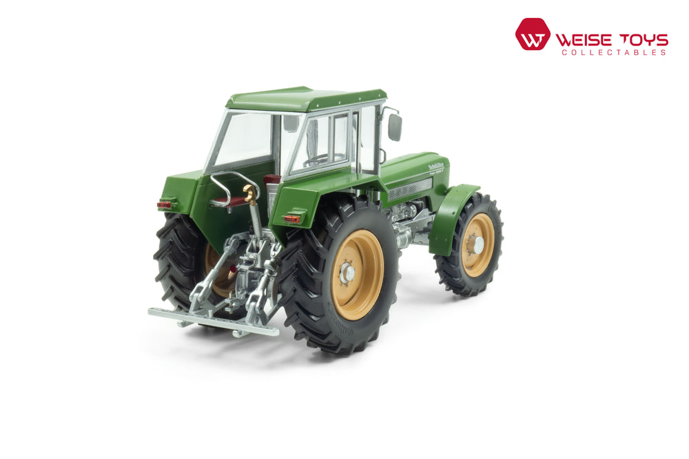 zij/achteraanzicht van een groene Schlüter Super 1050 V miniatuur tractor in de schaal 1 op 32 met cabine.