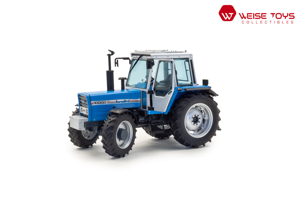zij/vooraanzicht van een blauwe Landini 10000 S miniatuur tractor in de schaal 1 op 32 met frontgewicht en openstaande deur.