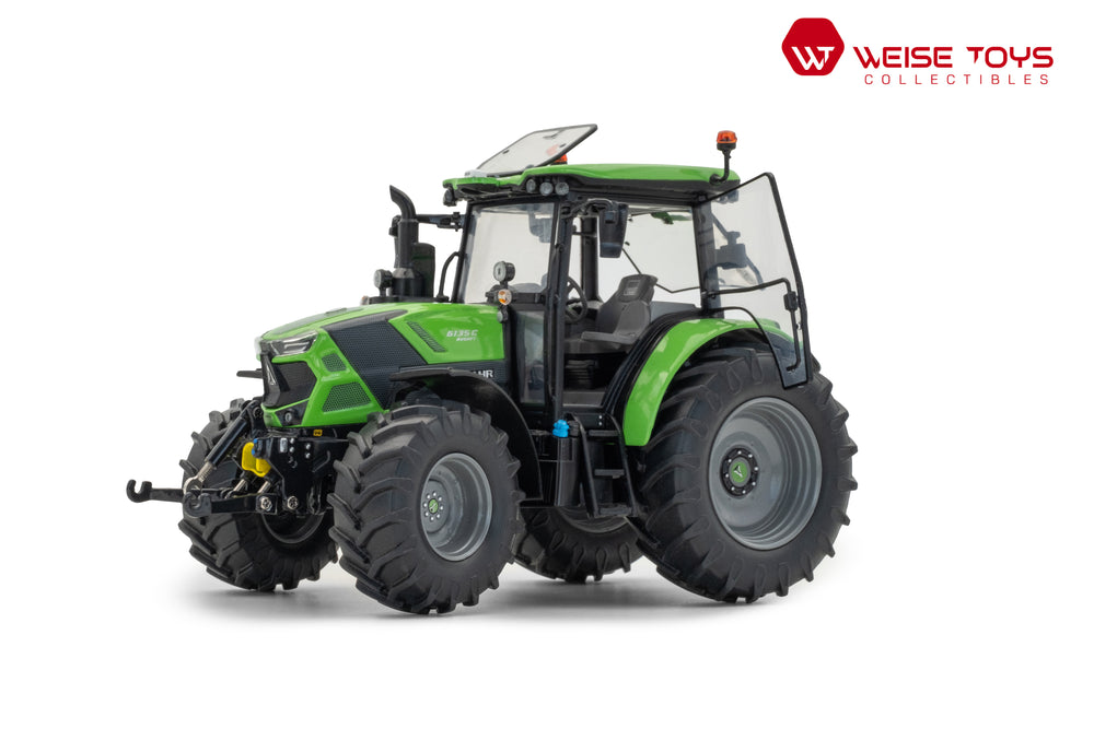 Vooraanzicht van een groene Deutz 6135C RV shift miniatuur tractor in schaal 1:32 van het merk Weise Toys