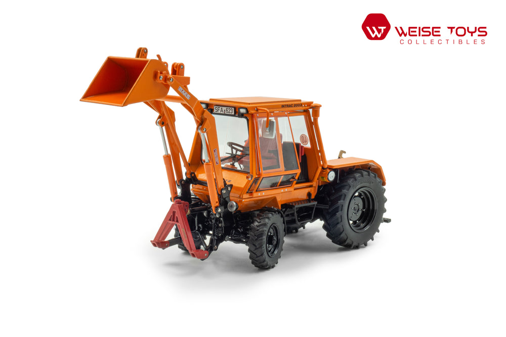 zij/vooraanzicht van een oranje DEUTZ Intrac 2003 A miniatuur tractor in de schaal 1 op 32 met fronthef.
