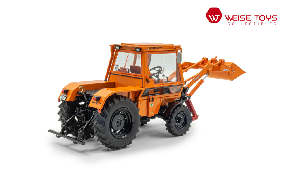 zij/achteraanzicht van een oranje DEUTZ Intrac 2003 A miniatuur tractor met voorlader in de schaal 1 op 32.