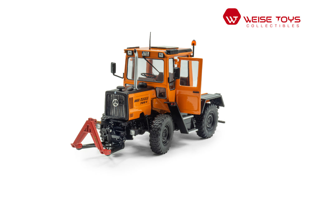 zij/vooraanzicht van een oranje MB-trac 700 K (W440) Communal miniatuur tractor in de schaal 1 op 32 met fronthef en open deur van het merk Weise Toys.