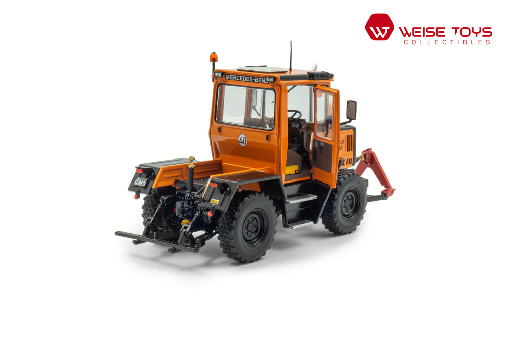 zij/achteraanzicht van een oranje MB-trac 700 K (W440)  miniatuur tractor in de schaal 1 op 32 met openstaande deur.