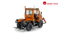 zij/achteraanzicht van een oranje MB-trac 700 K (W440)  miniatuur tractor in de schaal 1 op 32 met openstaande deur.