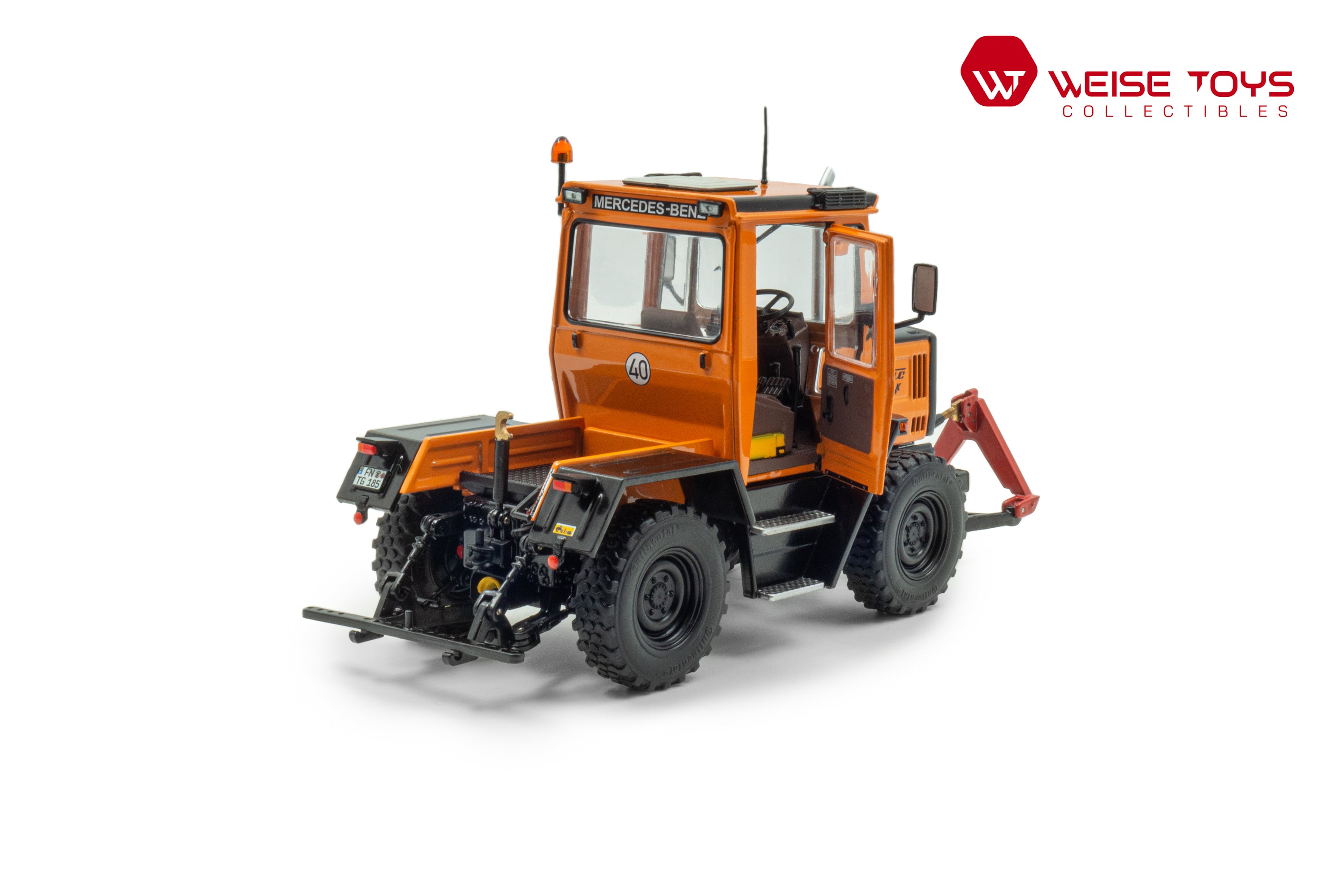 zij/achteraanzicht van een oranje MB-trac 700 K (W440)  miniatuur tractor in de schaal 1 op 32 met openstaande deur.