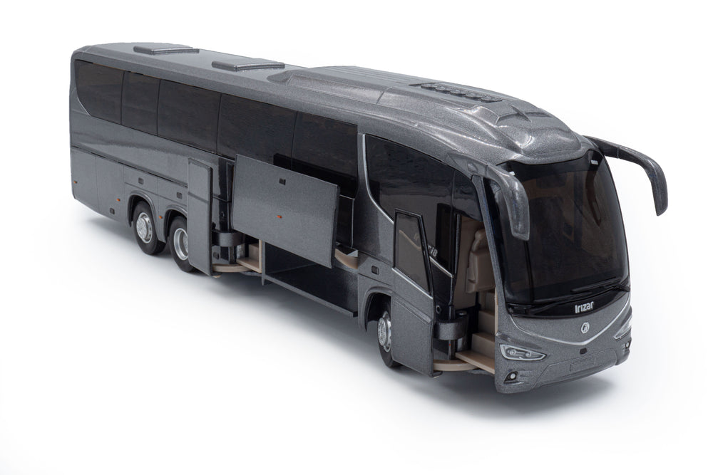 zij/vooraanzicht van een grijze Irizar I8 miniatuurbus in de schaal 1 op 50. met openslaande deuren en bagageklep