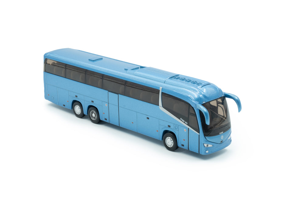 zij/vooraanzicht van een blauwe Irizar i6S miniatuurbus in de schaal 1 op 76.