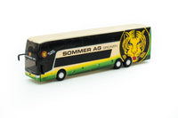 Zij/vooraanzicht van een groen/gele van Hool Astromega TX miniatuurbus in de schaal 1:87 van het merk Holland Oto