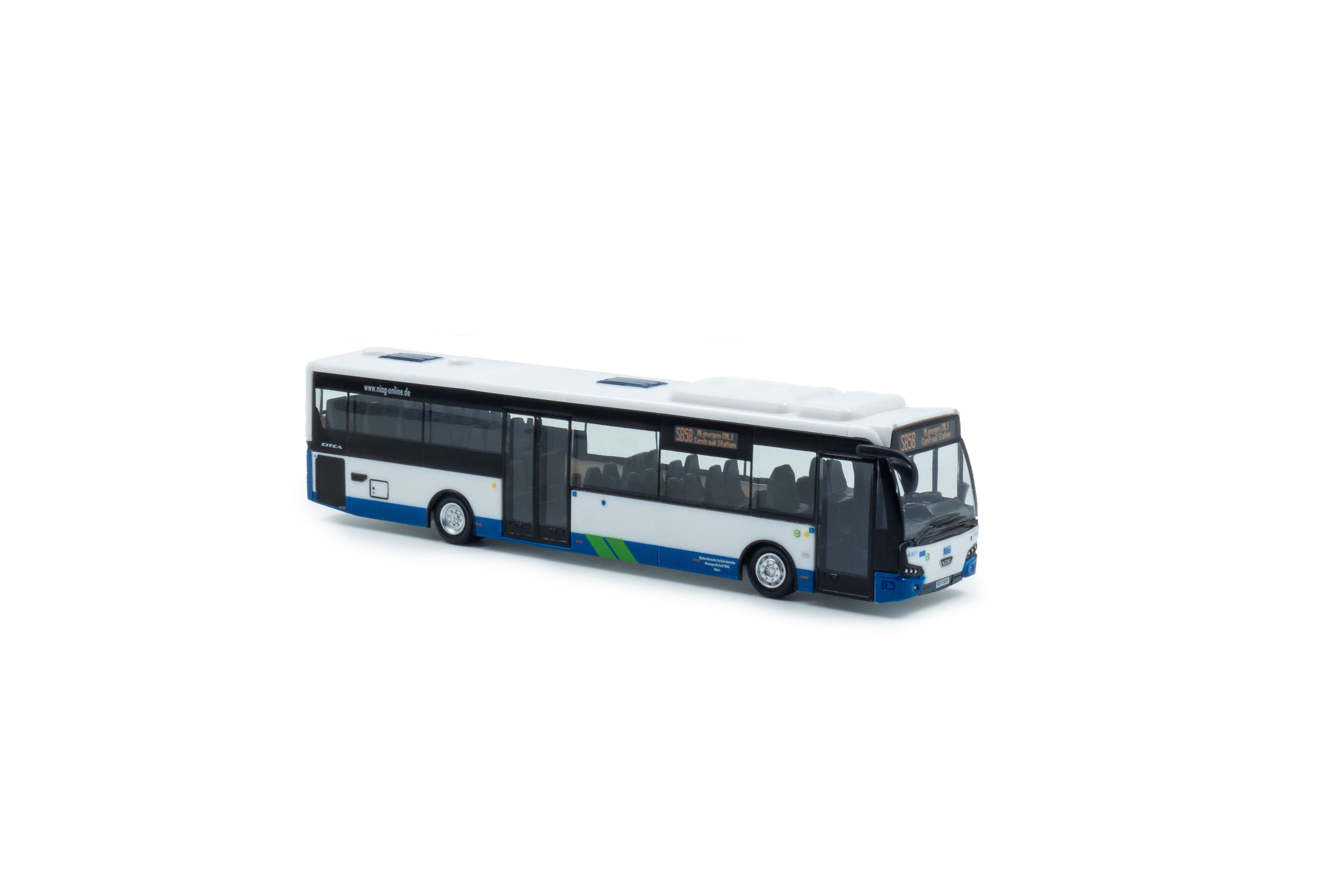 Zij/vooraanzicht van een wit/blauwe VDL Citea LLE miniatuurbus in de schaal 1:87 van het merk Holland Oto. In de uitvoering van Niag. Lijn SB58 bestemming Nijmegen.