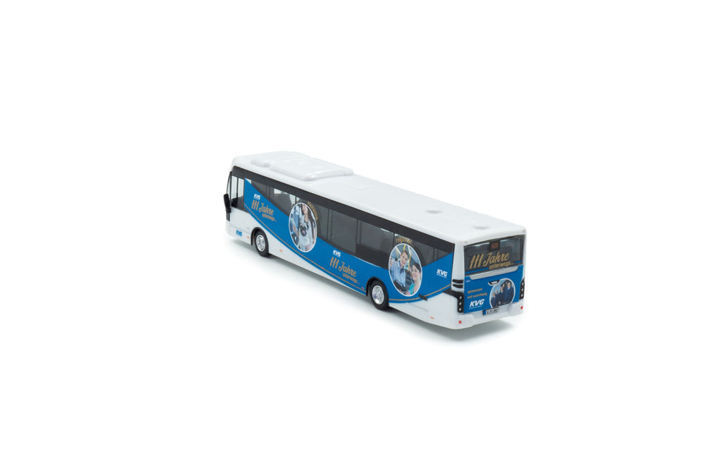 zij/achteraanzicht van een blauw/witte VDL Citea LLE miniatuur bus in de schaal 1 op 87 in KVG uitvoering. 