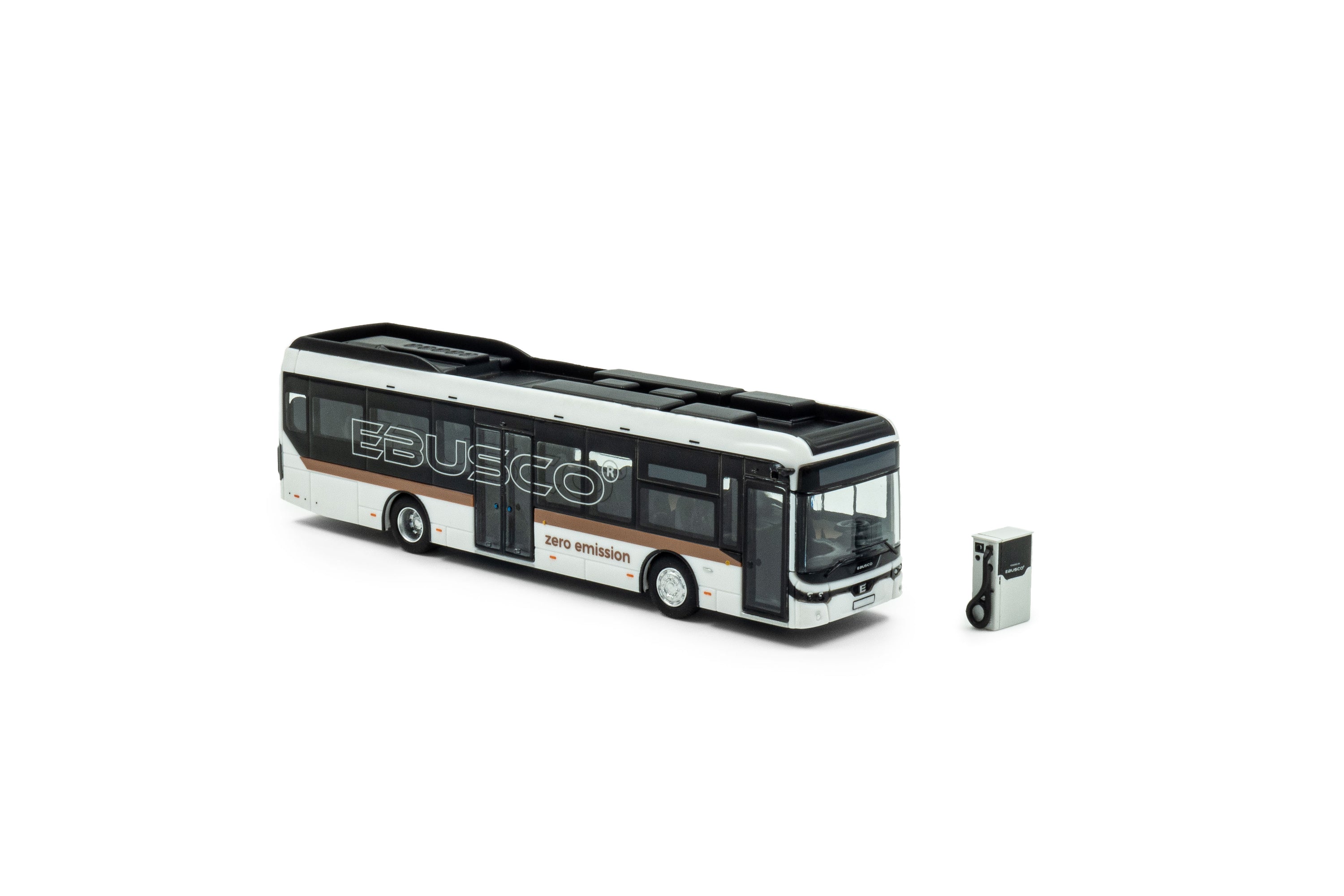 Zij/vooraanzicht van een wit/bronze Ebusco 2.2. miniatuurbus in de schaal 1:87 van het merk Holland Oto. In de Promo uitvoering met laadstation.