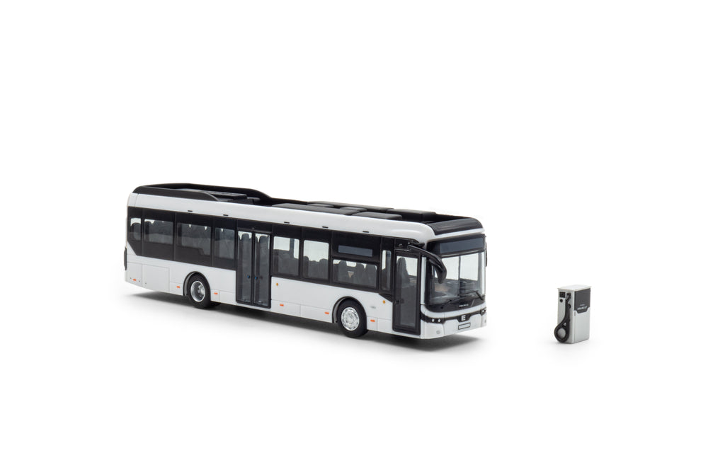 Vooraanzicht van een Ebusco 2.2 miniatuurbus in de schaal 1 op 87 in de basis witte uitvoering.