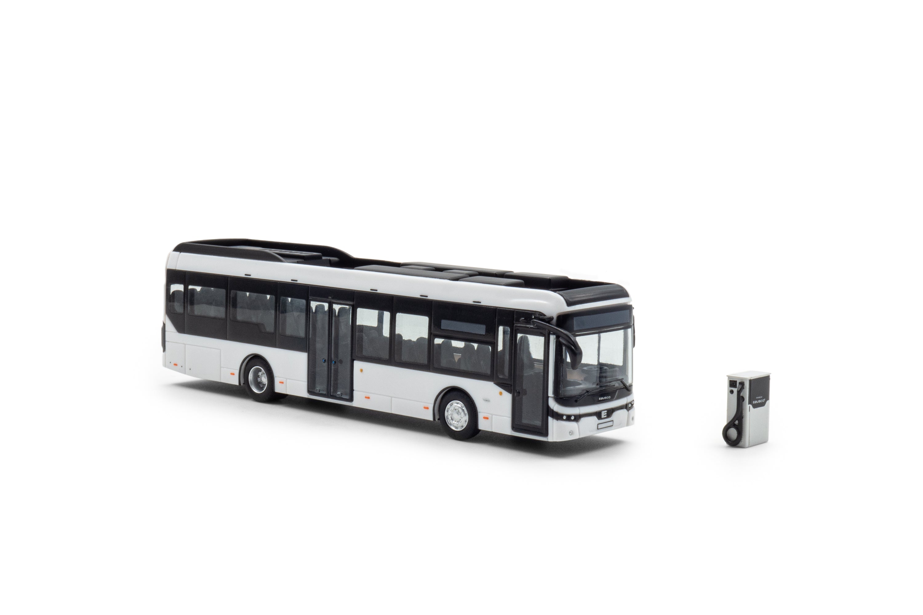 Vooraanzicht van een Ebusco 2.2 miniatuurbus in de schaal 1 op 87 in de basis witte uitvoering.