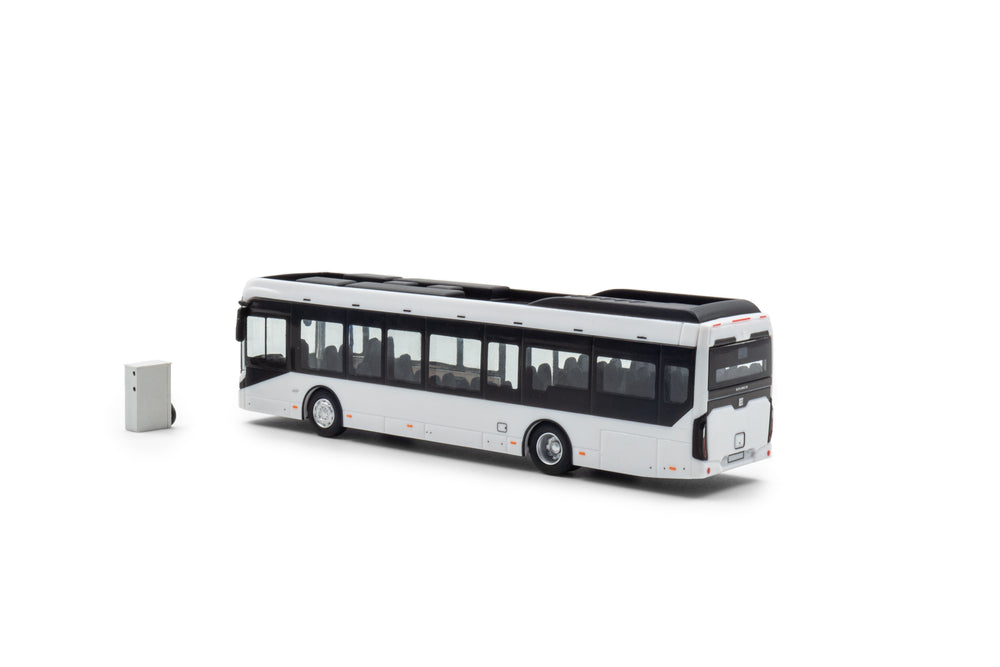 Achteraanzicht van een Ebusco 2.2 miniatuurbus in de schaal 1 op 87 in de basis witte uitvoering.