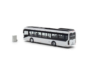 Achteraanzicht van een Ebusco 2.2 miniatuurbus in de schaal 1 op 87 in de basis witte uitvoering.