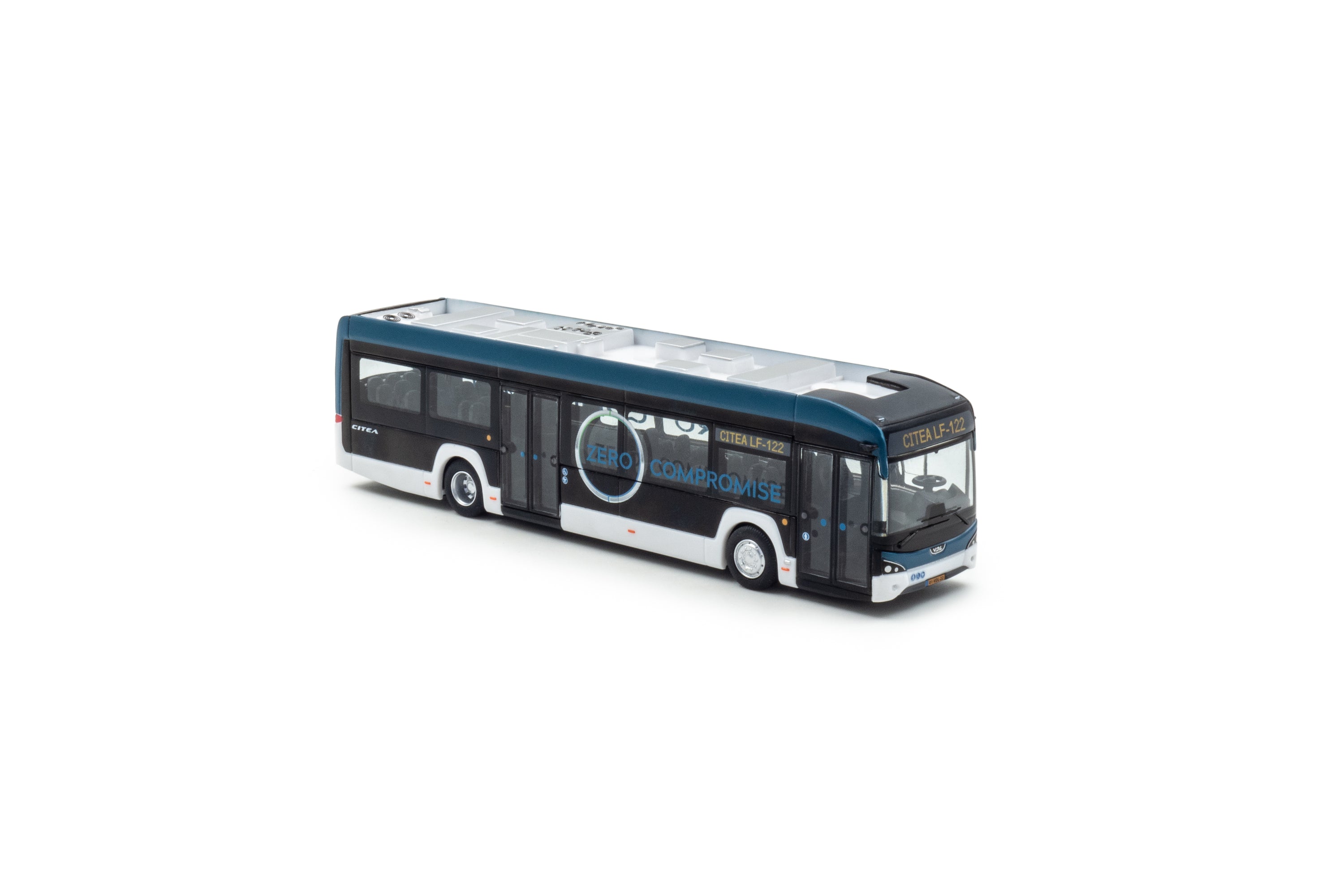 Zij/vooraanzicht van een wit/blauwe VDL Citea LF 122 miniatuurbus in de schaal 1:87 van het merk Holland Oto. In de  Promo uitvoering.