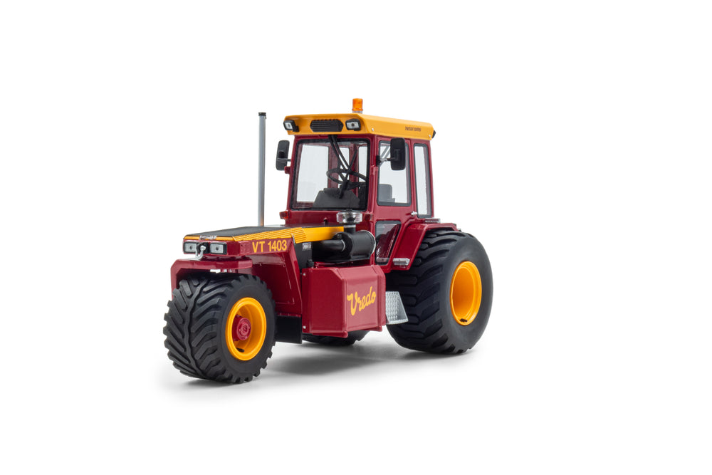 zij/vooraanzicht van een rode Vredo vt 1403 miniatuur tractor in de schaal 1 op 32 met 3 wielen.