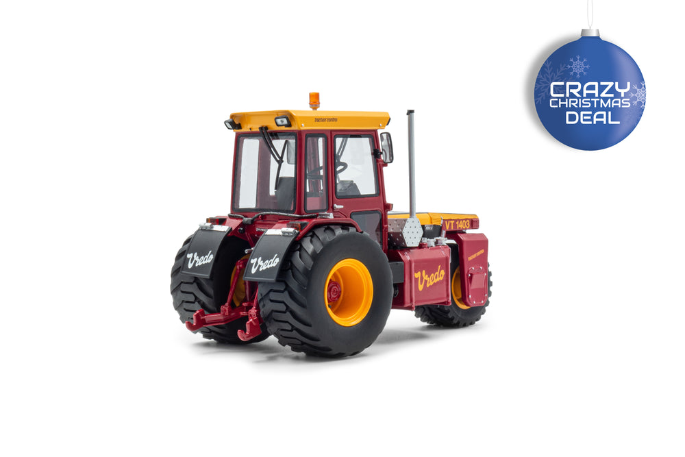 Een rode Vredo VT1403 miniatuur tractor, driewieler in schaal 1:32 van het merk Holland Oto Products