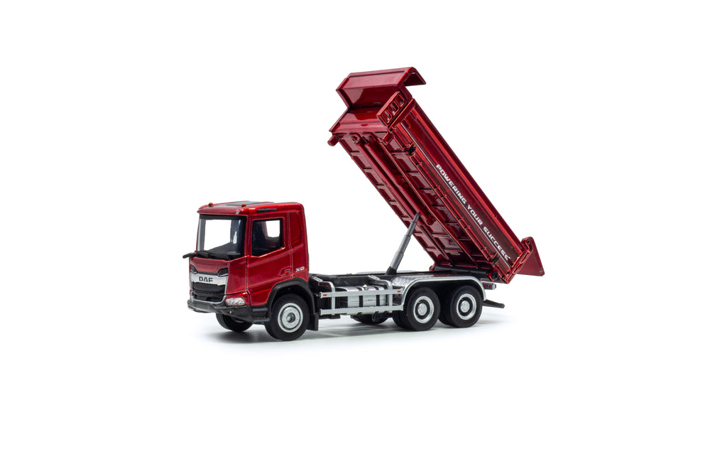 Vooraanzicht van een rode miniatuur vrachtwagen - DAF XD Kipper in schaal 1:50 uitvoering Powering your succes