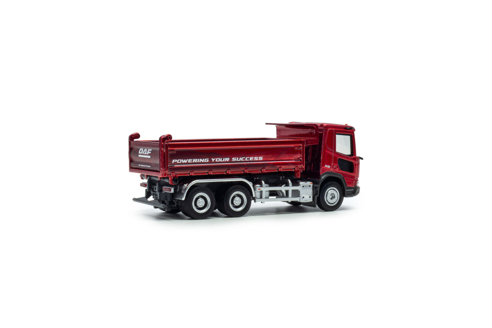 Achteraanzicht van een rode miniatuur vrachtwagen - DAF XD Kipper in schaal 1:50 uitvoering Powering your succes.