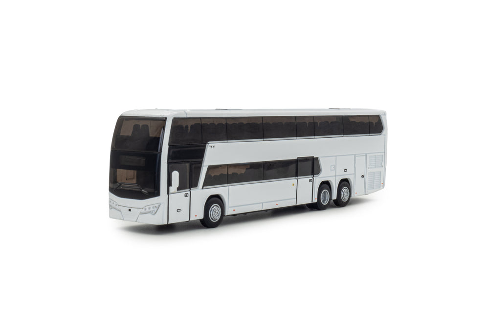 Vooraanzicht van volledig witte Plaxton Panorama miniatuurbus in schaal 1:76.