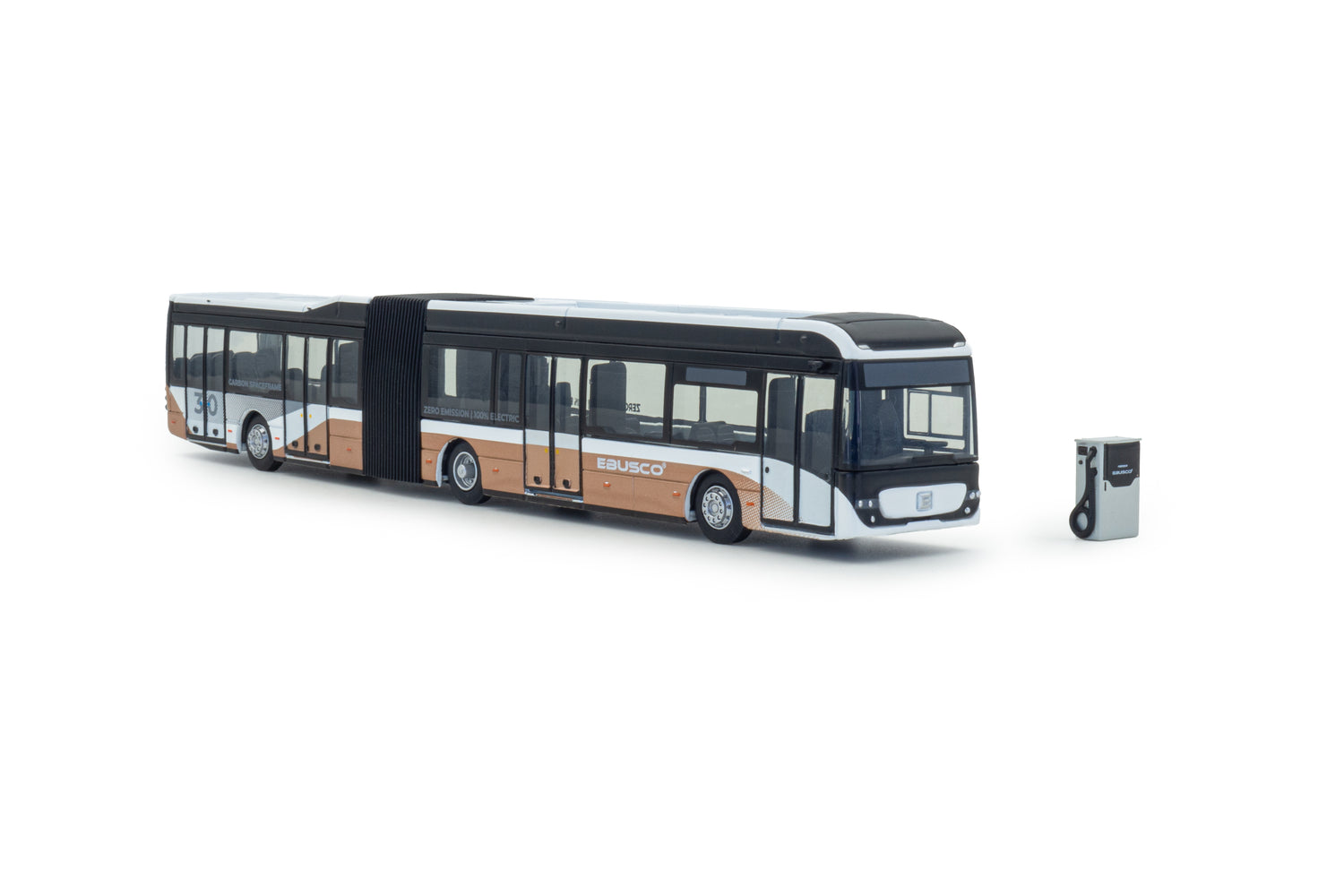 zij/vooraanzicht van een Ebusco 3.0 18 meter miniatuur Harmonicabus in de schaal 1 op 87 in de bronze promo uitvoering van Ebusco. inclusief laadstation.