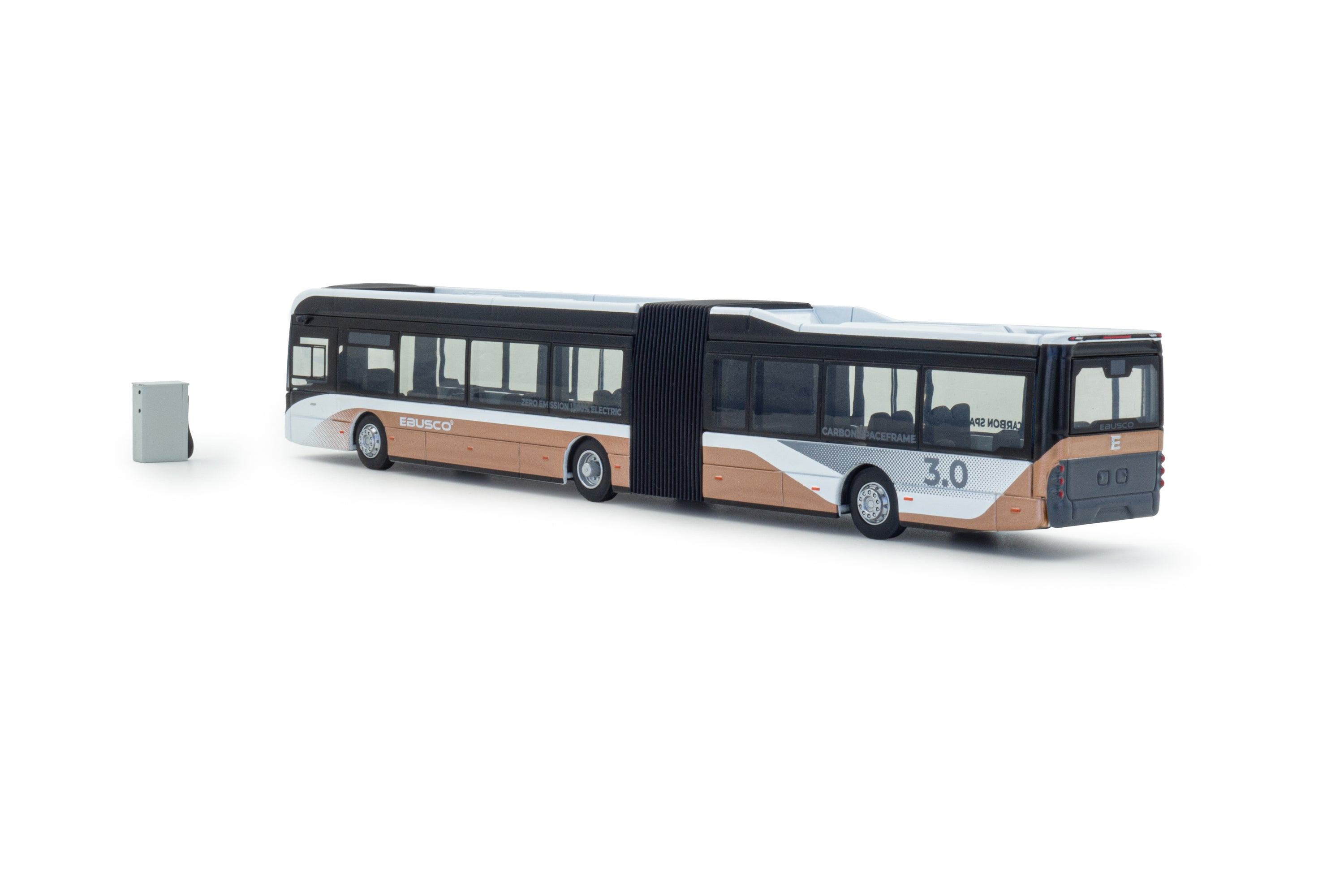 zij/achteraanzicht van een Ebusco 3.0 18 meter miniatuur Harmonicabus in de schaal 1 op 87 in de bronze promo uitvoering van Ebusco. inclusief laadstation.