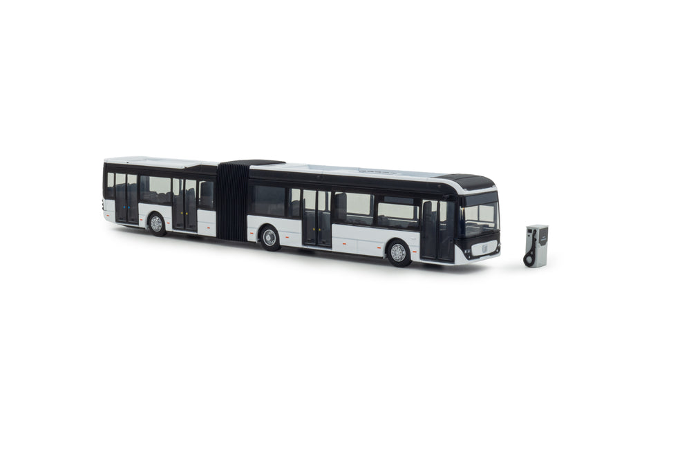 Vooraanzicht van een Ebusco 3.0 18 meter miniatuur harmonicabus in de schaal 1 op 87 in de basis witte uitvoering.