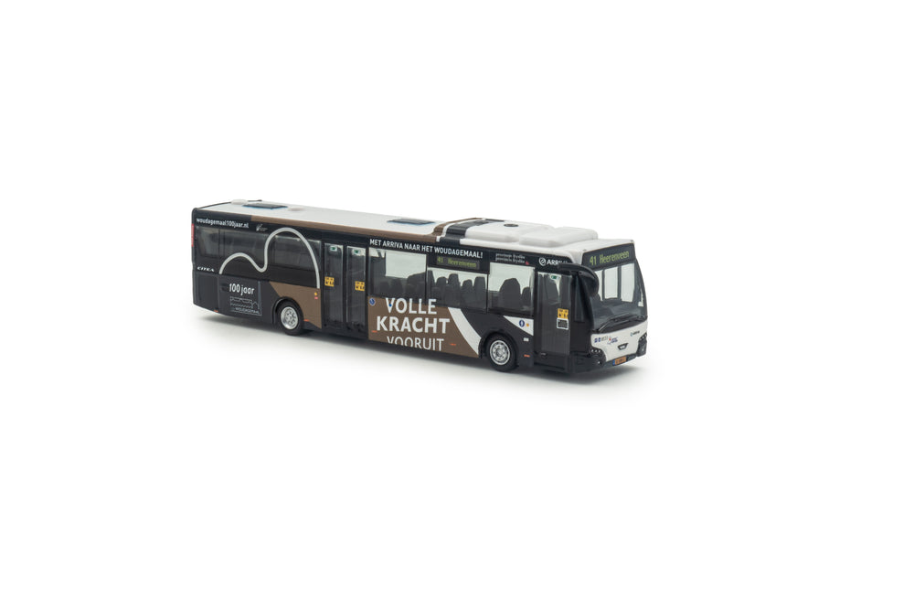 zij/vooraanzicht van een zwart/bruine VDL Citea LLE miniatuur bus in de schaal 1 op 87 in de uitvoering van Arriva woudagemaal. Lijn 41 Heerenveen.