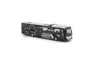 zij/vooraanzicht van een zwart/bruine VDL Citea LLE miniatuur bus in de schaal 1 op 87 in de uitvoering van Arriva woudagemaal. Lijn 41 Heerenveen.