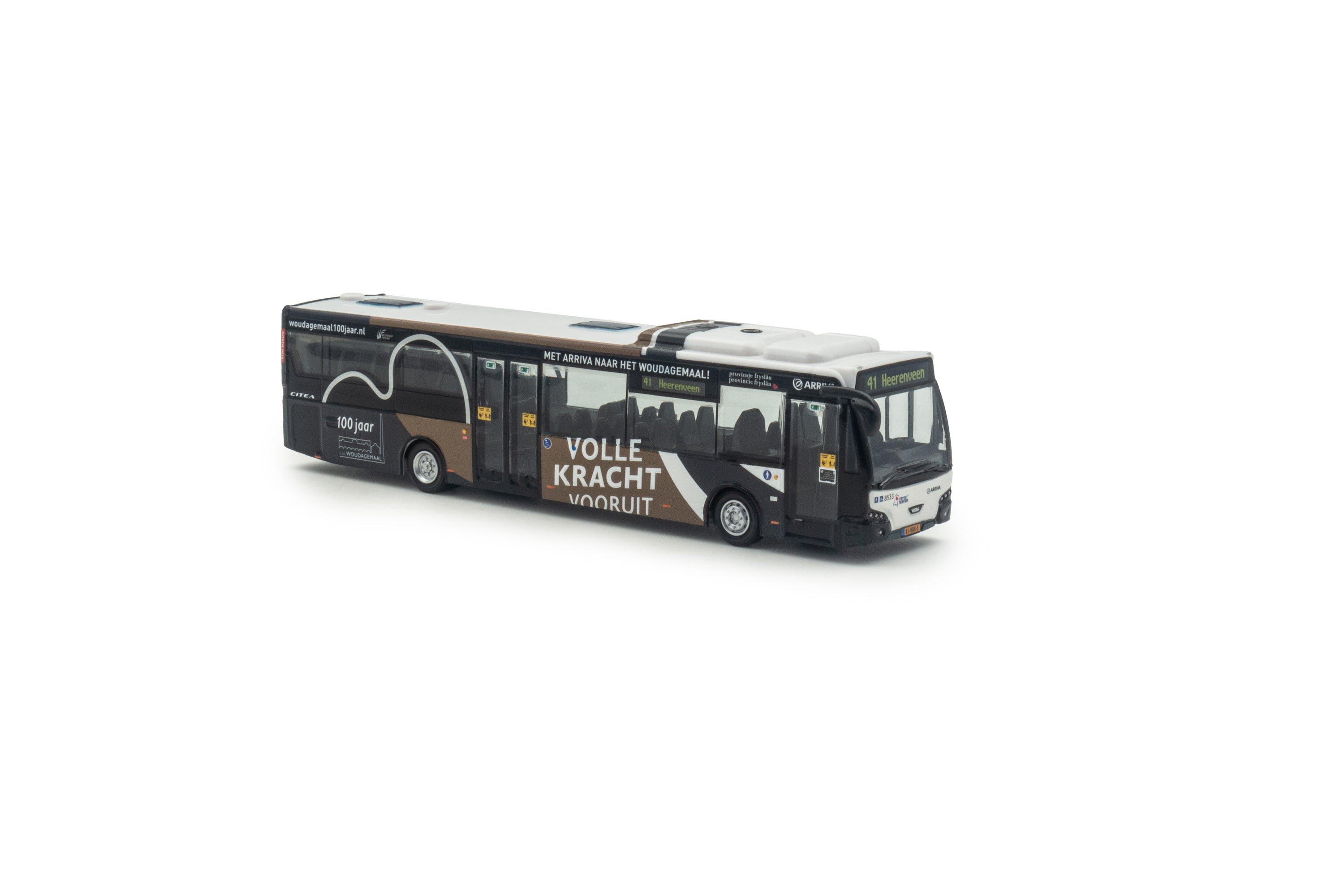 zij/vooraanzicht van een zwart/bruine VDL Citea LLE miniatuur bus in de schaal 1 op 87 in de uitvoering van Arriva woudagemaal. Lijn 41 Heerenveen.