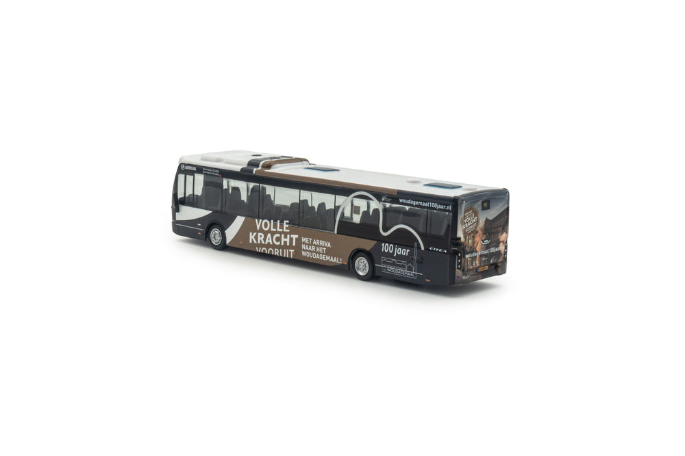 zij/achteraanzicht van een zwart/bruine VDL Citea LLE Arriva Woudagemaal miniatuur bus in de schaal 1 op 87. Lijn 41 Heerenveen.