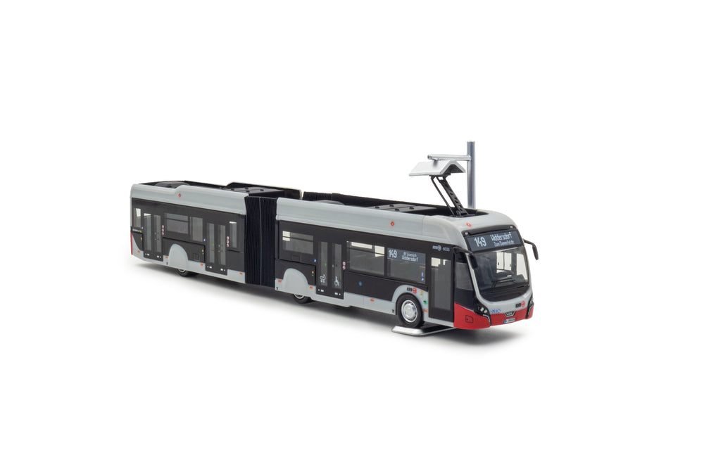 zij/vooraanzicht van een VDL Citea SLFA miniatuur Harmonicabus in de schaal 1 op 87 in de grijs/rode uitvoering van KVB Koln. Lijn 149 Widdersdorf