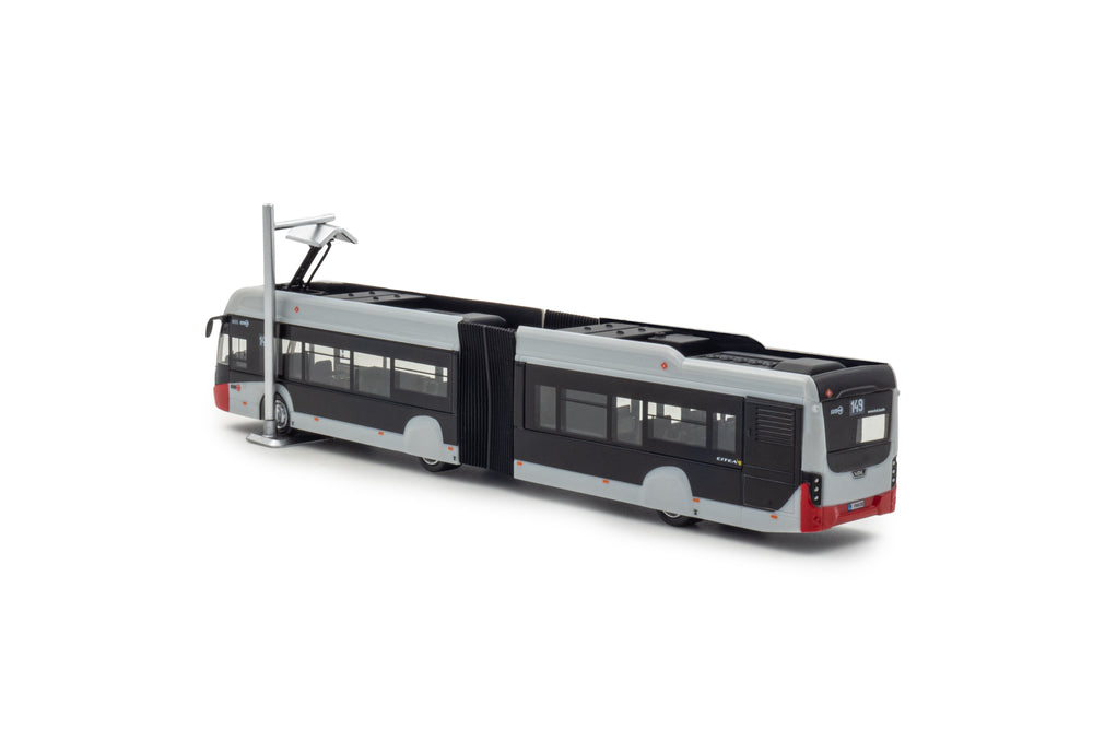 zij/achteraanzicht van een VDL Citea SLFA miniatuur Harmonicabus in de schaal 1 op 87 in de grijs/rode uitvoering van KVB Koln. Lijn 149 