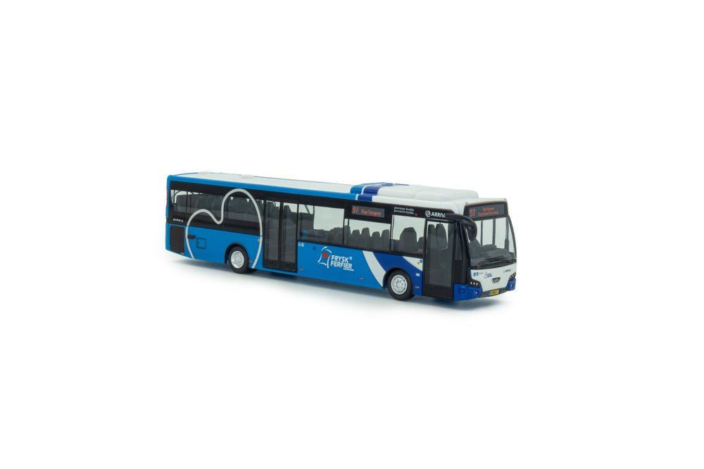 Vooraanzicht van een VDL Citea LLE 120 miniatuurbus in de schaal 1 op 87 in de blauwe uitvoering van Arriva -Frysk Ferfier. Lijn 97 bestemming Harlingen