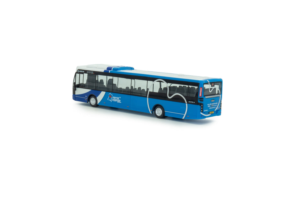 Achteraanzicht van een VDL Citea LLE 120 miniatuurbus in de schaal 1 op 87 in de blauwe uitvoering van Arriva -Frysk Ferfier. Lijn 97