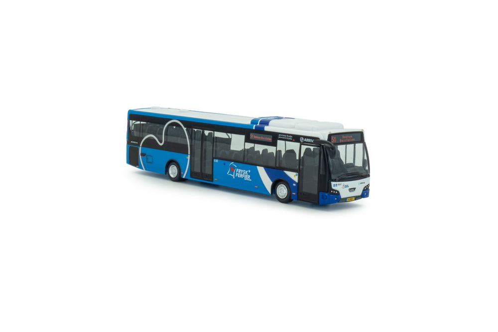 Vooraanzicht van een VDL Citea LLE 120 miniatuurbus in de schaal 1 op 87 in de blauwe uitvoering van Arriva -Frysk Ferfier. Lijn 51 bestemming Dokkum Busstation
