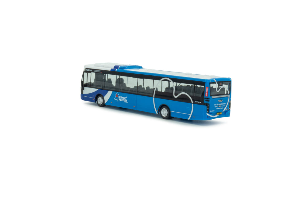 Achteraanzicht van een VDL Citea LLE 120 miniatuurbus in de schaal 1 op 87 in de blauwe uitvoering van Arriva -Frysk Ferfier. Lijn 51