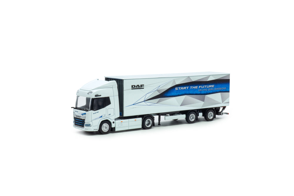Vooraanzicht van een witte DAF XD Truck en trailer miniatuurvrachtwagen in schaal 1:87 in de uitvoering Start the future