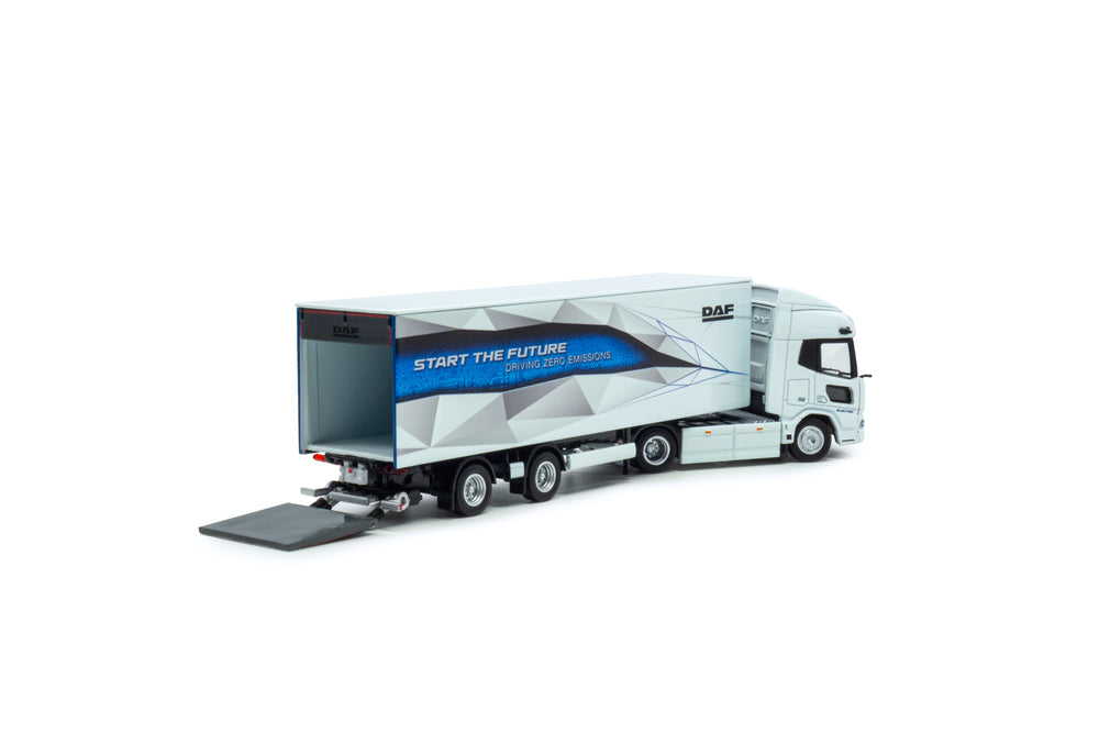 Achteraanzicht van een witte DAF XD Truck en trailer miniatuurvrachtwagen in schaal 1:87 in de uitvoering Start the future