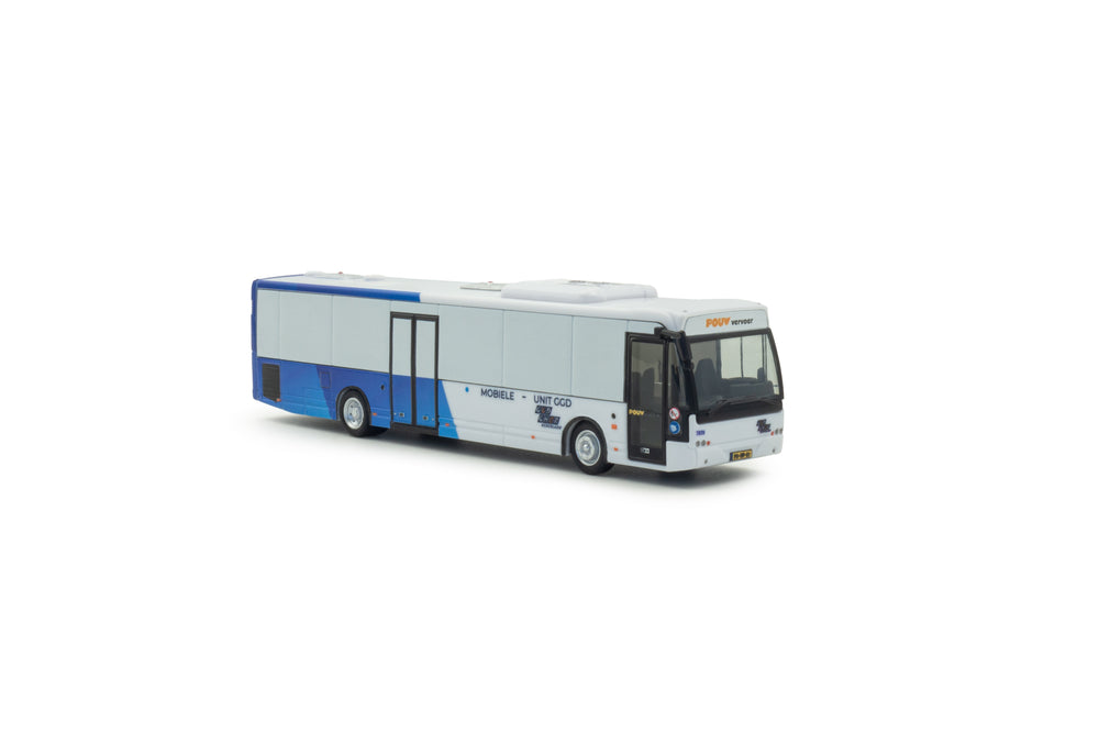 Wit blauwe GGD miniatuurbus in schaal 1:87 van Pouw vervoer.