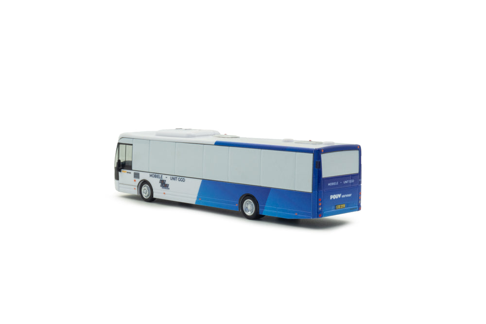 Wit blauwe GGD miniatuurbus in schaal 1:87 van Pouw vervoer.